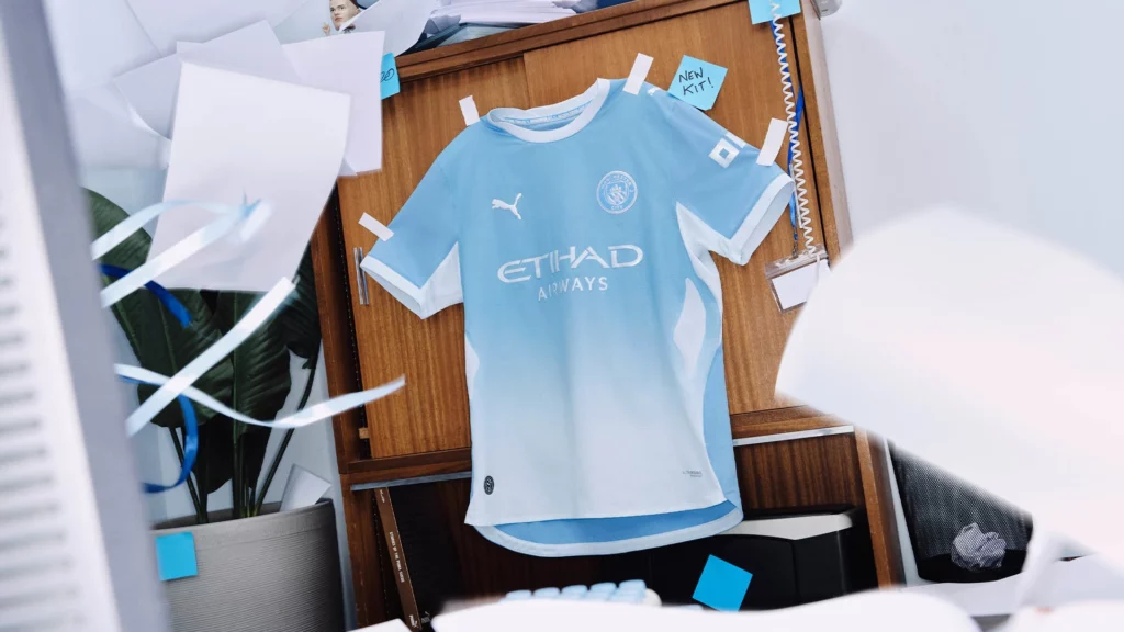 Manchester City, ecco la maglia home per la stagione 2026/2027: le foto ufficiali