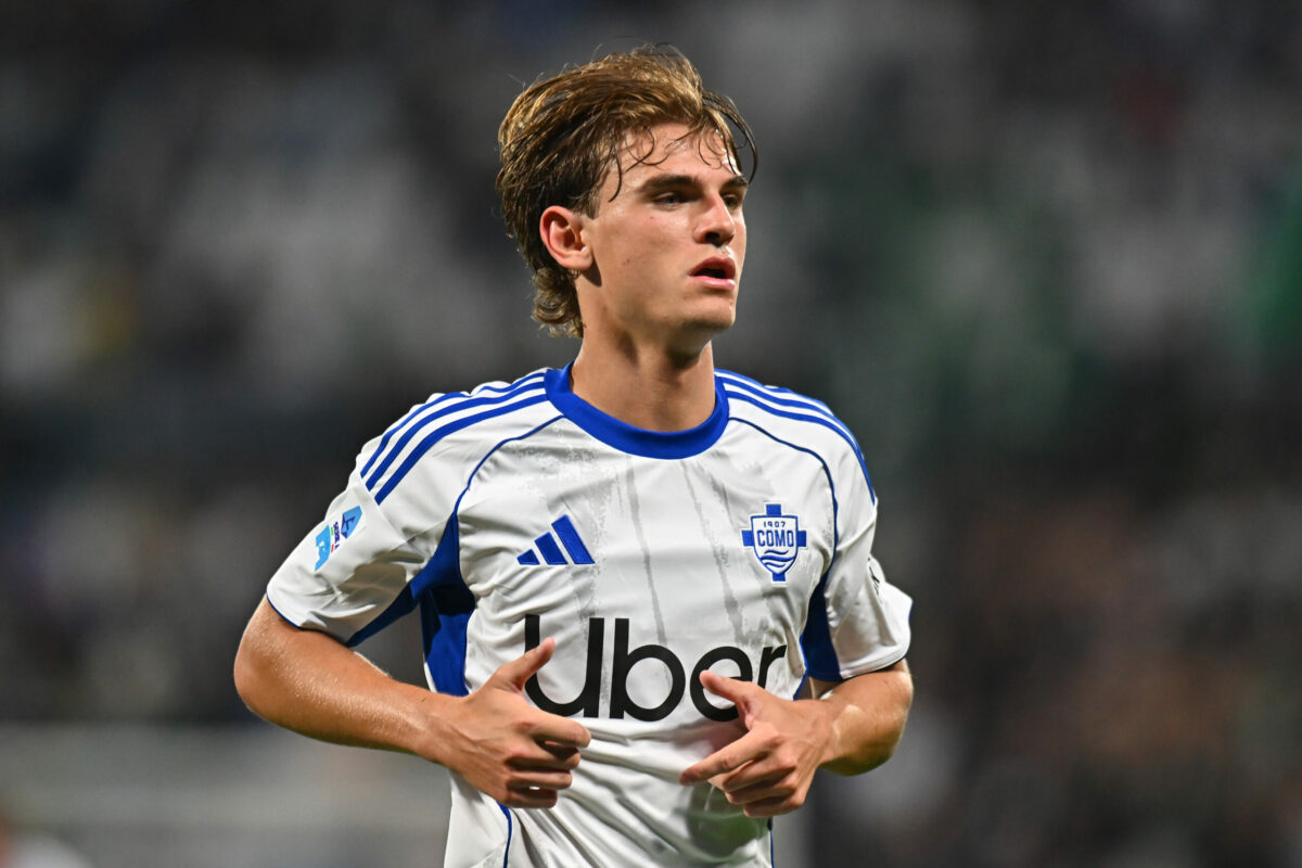 ## L'Inter osserva l'asse Como-Real Madrid per Nico Paz: spunta un nodo regolamentare Dopo aver incassato il mancato arrivo di Marco Palestra, volato a Londra sponda Chelsea, l'Inter non si scoraggia e sposta immediatamente i propri radar di mercato. L'obiettivo caldo della dirigenza nerazzurra per rinforzare la trequarti e le corsie esterne è diventato **Nico Paz**, gioiello argentino classe 2004 di proprietà del Como. Se la situazione dovesse evolversi secondo le previsioni generali, ovvero con un ritorno del calciatore a Madrid, l'Inter farà di tutto per metterlo a disposizione di mister Cristian Chivu. I piani dei nerazzurri devono però fare i conti con un delicatissimo vertice di mercato e, soprattutto, con un cavillo normativo emerso nelle ultime ore dalla Spagna. --- ### Il vertice di mercato e il piano dei Blancos Secondo quanto rivelato dall'esperto di mercato Gianluca Di Marzio, è stato fissato per **giovedì 25 giugno** l'incontro ufficiale tra la dirigenza del Como e quella del Real Madrid per definire il futuro del talento argentino. L'obiettivo principale dei lariani è comprendere i margini e le condizioni necessarie per riuscire a trattenere il giocatore in Italia alla corte di Cesc Fàbregas. La strategia della *Casa Blanca*, impostata già nelle scorse settimane, prevede una proposta ben definita: cedere l'intero cartellino al Como a fronte di una cifra economica decisamente importante, inserendo contestualmente un'opzione di contro-riscatto (*recompra*) a favore degli spagnoli a un prezzo ancora più elevato. In questo contesto, l'Inter resta alla finestra in fiduciosa attesa: prima di sferrare l'attacco decisivo e pareggiare una valutazione complessiva che si aggira intorno ai **50 milioni di euro**, i nerazzurri dovranno necessariamente sfoltire la rosa con alcune uscite e attendere che il Real Madrid riprenda il controllo formale del cartellino. --- ### Il blocco delle 12 settimane: lo scenario spagnolo A sparigliare le carte in tavola e complicare i piani dell'Inter è stata una clamorosa indiscrezione rimbalzata direttamente dai media iberici. Molti analisti davano per scontata la possibilità che il Real Madrid potesse esercitare il diritto di *recompra* sul giocatore per poi rivenderlo immediatamente a una terza squadra (in questo caso l'Inter) all'interno della stessa sessione estiva. Questo scenario, tuttavia, non sarebbe giuridicamente attuabile. > Secondo quanto riferito dal giornalista José Félix Díaz, i regolamenti vigenti impedirebbero ai *Blancos* di riacquistare Nico Paz e formalizzare una nuova cessione a titolo definitivo nella medesima finestra di mercato. La norma imporrebbe infatti un periodo di attesa obbligatorio di **dodici settimane**, facendo di fatto slittare ogni eventuale trasferimento del calciatore argentino alla successiva sessione di riparazione invernale. Questo dettaglio burocratico rappresenta una variabile di enorme peso per il futuro del classe 2004, reduce da una stagione straordinaria in Serie A che lo ha consacrato all'attenzione dei principali top club europei. Il destino di Nico Paz è tuttora un rebus, e l'Inter dovrà studiare una strategia alternativa se vorrà aggirare il vincolo temporale e assicurarsi il talento argentino senza dover attendere l'inverno.