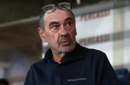 Un altro tassello si aggiunge al valzer delle panchine in Serie A: dopo l'intesa tra la Lazio e Gennaro Gattuso, Maurizio Sarri è pronto a sposare ufficialmente il progetto dell'Atalanta. Secondo quanto riferito da Fabrizio Romano, l'accordo totale tra il tecnico toscano e la Dea è ormai raggiunto. L'intesa verbale, impostata e definita già nei giorni scorsi, è adesso pronta per essere blindata con le firme sui contratti. Sarri si appresta dunque a lasciare il club biancoceleste per iniziare una nuova avventura a Bergamo, raccogliendo l'eredità di una squadra pronta a una vera e proprio rivoluzione tattica.