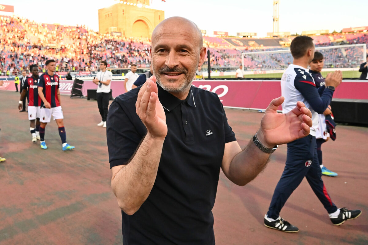 Il casting per il post-Antonio Conte all'ombra del Vesuvio vive ore frenetiche e delinea una corsa a due per la panchina azzurra. Aurelio De Laurentiis sembra intenzionato a vagliare ogni opzione prima della scelta definitiva, ma nelle ultime ore ha registrato una forte accelerazione la pista che porta a Vincenzo Italiano, profilo che stuzzica da tempo la fantasia del patron partenopeo. Secondo quanto riferito dall'esperto di mercato Gianluca Di Marzio, i contatti tra le parti si stanno rivelando estremamente positivi. L'allenatore è stato avvistato a Roma in compagnia del suo entourage e il faccia a faccia decisivo con il presidente del Napoli potrebbe andare in scena a brevissimo. Un'evoluzione che allontana sensibilmente l'ex tecnico della Fiorentina dal Bologna, club con cui Italiano dovrà comunque confrontarsi nei prossimi giorni per formalizzare un addio che appare ormai tracciato. Resiste l'opzione Allegri, tramonta definitivamente la pista Iraola Nonostante lo scatto per Italiano, la candidatura di Massimiliano Allegri resta solidissima e sbarra la strada a un totale cambio di rotta. Il tecnico livornese, reduce dal fresco esonero dal Milan dopo il fallimento Champions, ha già raggiunto con il club azzurro un accordo di massima per un contratto biennale. Allegri è pronto a rimettersi subito in gioco su una piazza calda come quella napoletana, rappresentando la perfetta alternativa di sostanza ed esperienza per De Laurentiis. Chi esce definitivamente dai radar del Napoli è invece Andoni Iraola. I sondaggi esplorativi portati avanti nelle scorse settimane con l'ex manager del Bournemouth non sono mai decollati in una vera e propria trattativa; lo spagnolo, infatti, è ormai vicinissimo a legarsi al Milan, ironia della sorte, proprio per raccogliere l'eredità dello stesso Allegri.