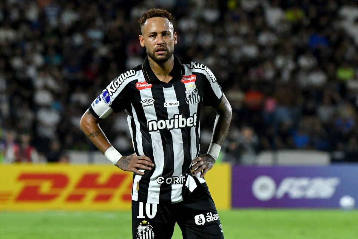 Neymar si ferma ancora: problema al polpaccio col Santos. Mondiale a rischio?