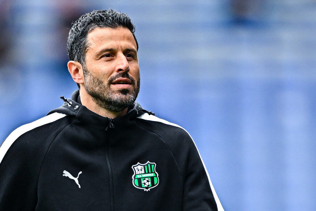 Dopo la convincente stagione alla guida del Sassuolo neopromosso, culminata con una solida salvezza, Fabio Grosso è pronto a compiere il salto di qualità in Serie A. La Fiorentina del direttore sportivo Fabio Paratici ha infatti deciso di separarsi da Paolo Vanoli per affidare la propria panchina all'eroe del Mondiale 2006. Secondo quanto riportato dall'esperto di mercato Matteo Moretto, la trattativa per portare Grosso a Firenze è ormai in dirittura d'arrivo: per il tecnico abruzzese è pronto un contratto biennale.