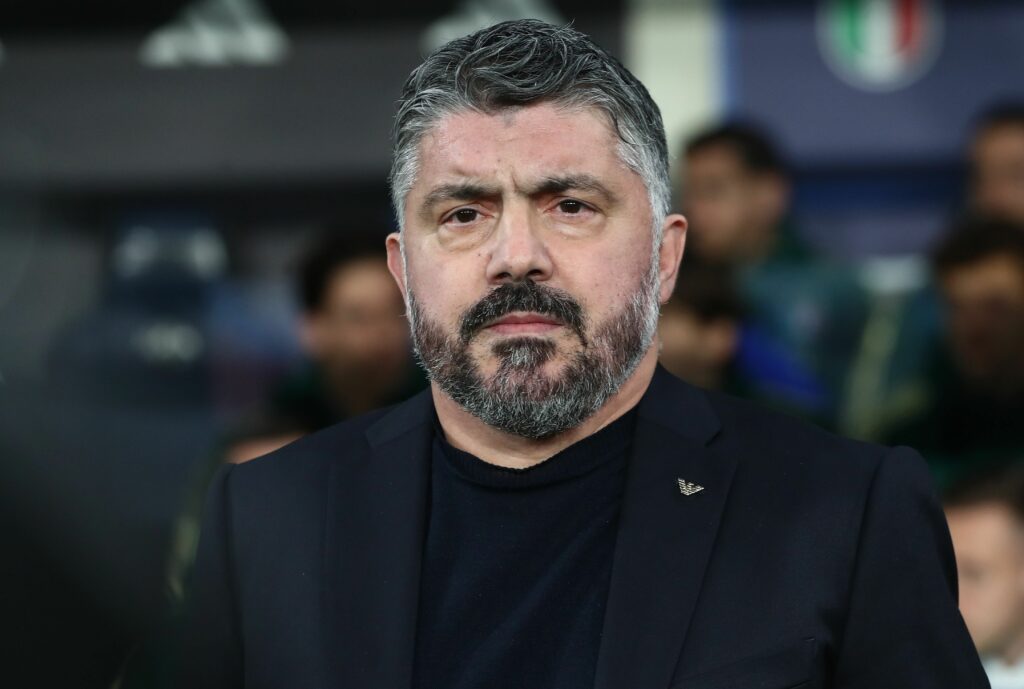 Clamorosa indiscrezione di mercato lanciata da Matteo Moretto: Gennaro Gattuso è vicinissimo a diventare il nuovo allenatore della Lazio. L'accordo tra il tecnico calabrese — reduce dall'esperienza alla guida della Nazionale italiana — e il club del presidente Claudio Lotito sarebbe ormai chiuso in ogni dettaglio. Con l'intesa totale già raggiunta, si attende solo lo scambio dei documenti per le firme ufficiali che sanciranno l'inizio della nuova avventura di Ringhio sulla panchina biancoceleste.