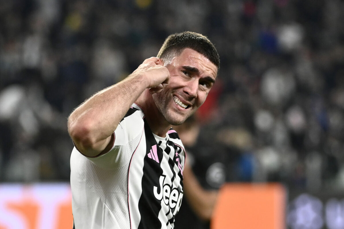 Vlahovic ha convinto la Juventus: incontro con il padre e rinnovo breve. Elkann decisivo