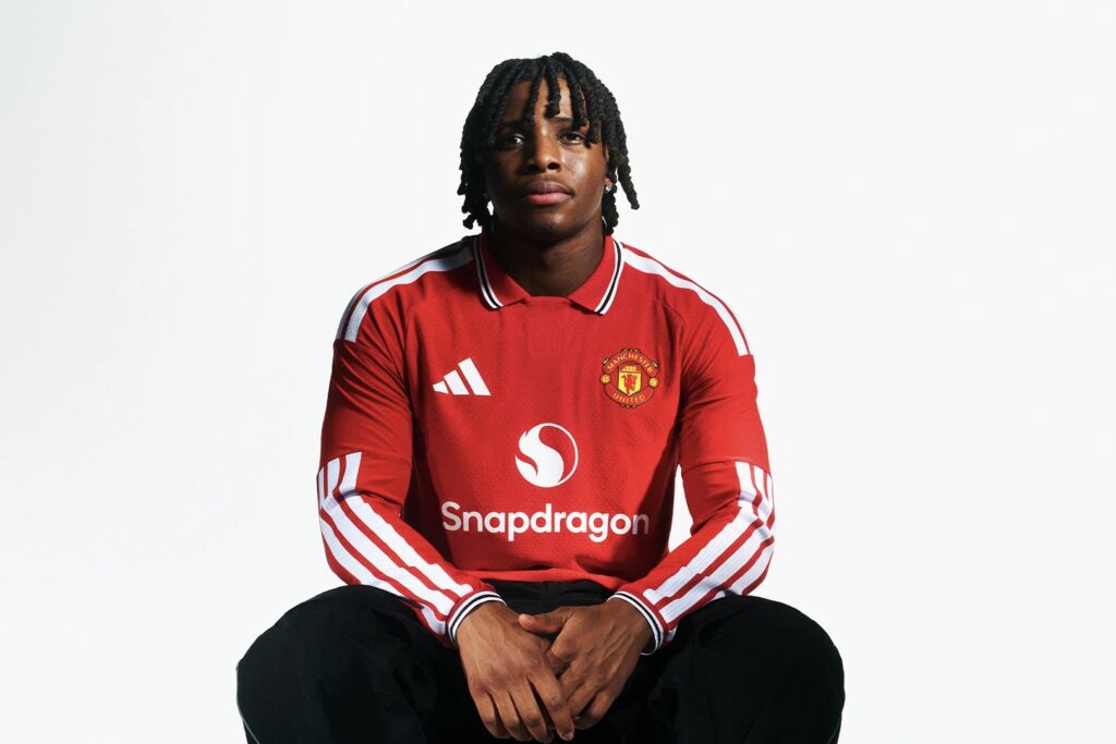 Manchester United, l'home kit 26/27 omaggia gli anni '70: semplicità, rosso ed eleganza