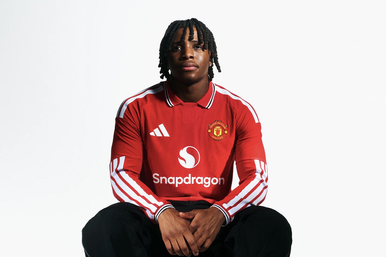 Manchester United, l'home kit 26/27 omaggia gli anni '70: semplicità, rosso ed eleganza