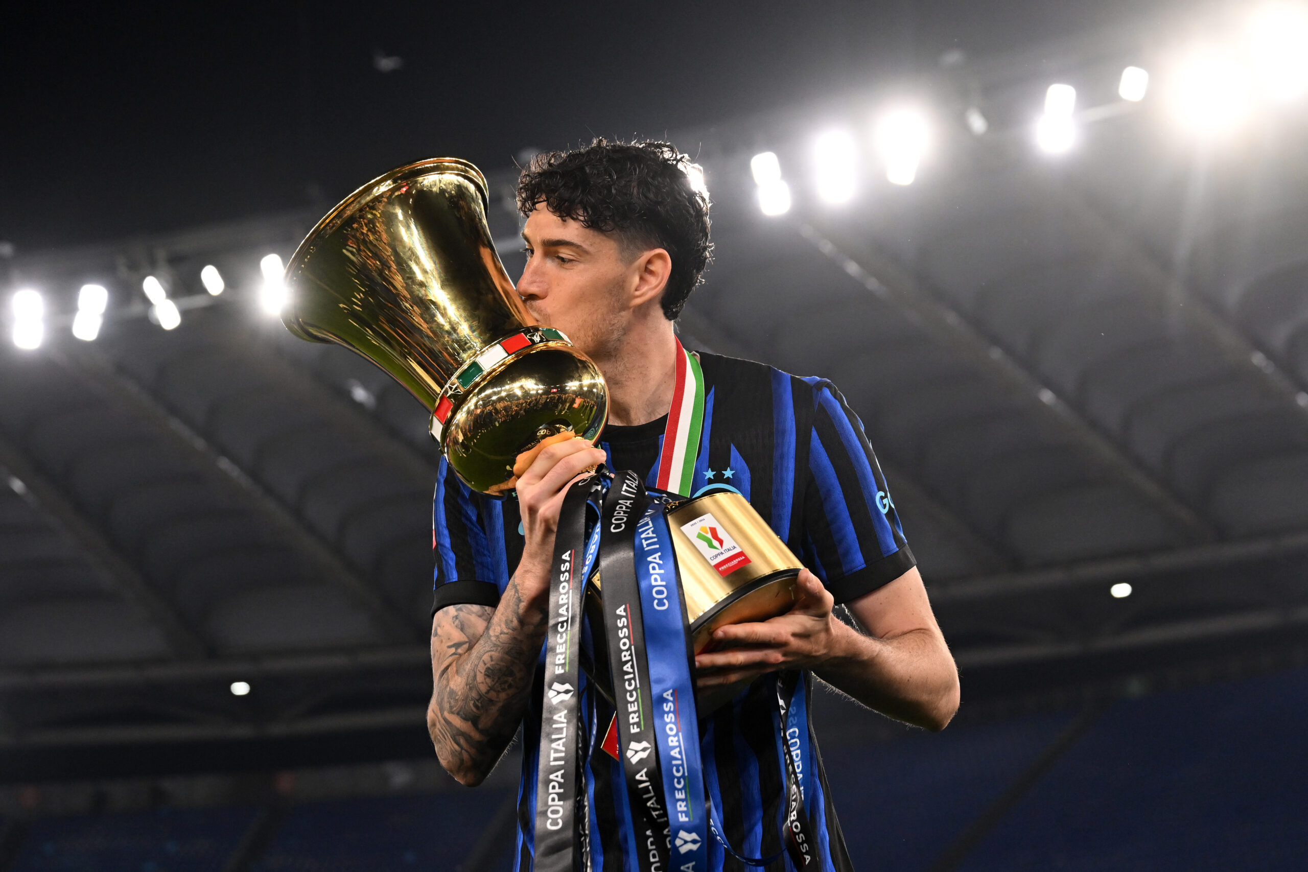 Inter, Bastoni vicino alla permanenza? L'operazione col Barcellona si è fermata