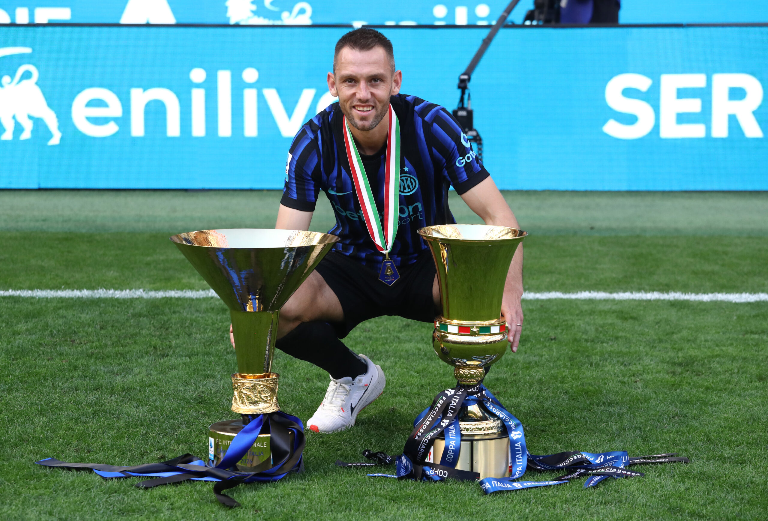 Inter, dopo Mkhitaryan c'è l'offerta per il rinnovo anche per de Vrij: adesso la palla passa all'olandese